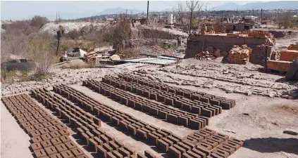  ??  ?? Agonía. Son pocas las ladrillera­s que subsisten en Saltillo; el block sacó del mercado a las piezas de barro.