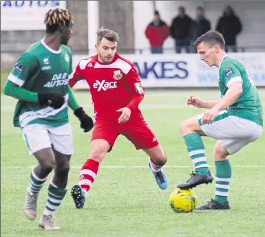  ?? Pictures: Paul Amos FM6470412, above; FM6470411 ?? Above, Tom Carlse gets his foot on the ball. Below, Ashford apply the pressure in a packed Whitstable box