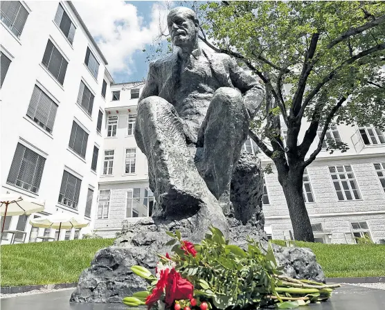  ??  ?? Herr Sigmund hätte keine Freude mit dem geplanten Gewaltschu­tzgesetz gehabt. Im Bild: das Freud-Denkmal auf dem Medizin-Campus im AKH.