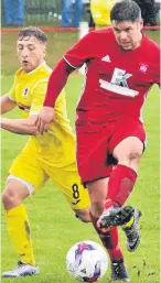  ?? Pictures: Sean Donaldson. ?? Action from Broughty’s clash with Bonnyrigg Rose; Jamie Winter makes a pass in midfield.