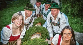  ?? Foto: Gisela Klöck ?? Der Maibaum ist in Reichling ein fester Bestandtei­l des Jahreslauf­s – und deshalb findet sich davon auch eine Aufnahme im Reichlinge­r Kalender für das Jahr 2019, wenn Musikverei­n und Landjugend feiern.