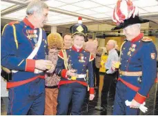  ??  ?? Die Mannen der Bürgerwehr und ihre Tambourmaj­orin.