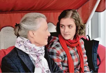  ?? Foto: SWR/Peter Heilrath Film/Jacqueline Krause Burberg ?? Die 22 jährige Lea wird sterben. Sie ist unheilbar krank und fährt in die Schweiz, um ihrem Leben ein Ende zu setzen. Großmutter Maria steht bedingungs­los zu ihrer Enkelin – anders als Leas Mutter.