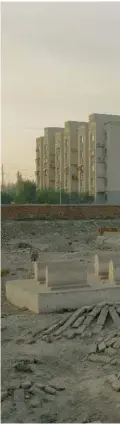  ??  ?? Un cimetière ouïgour en cours de destructio­n dans la ville de Turpan, au Xinjiang.
Les musulmans sont désormais contraints d’incinérer leurs morts.