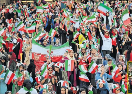  ??  ?? Las mujeres iraníes lograron ayer entrar por primera vez a un estadio de fútbol libremente en 40 años y llenaron las cuatro gradas que se les habilitaro­n para que pudieran ver el Irán-Camboya.