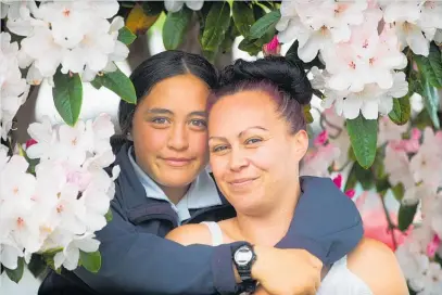  ?? Photo / Stephen Parker ?? Mataku-Ariki de Roo (right) with her daughter Tamia.