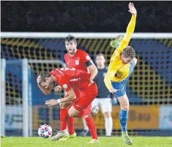  ?? ARCHIVFOTO: VOLKER STROHMAIER ?? Der Württember­gische Fußballver­band hofft, wenigstens die Vorrunde zu Ende spielen zu können. Dann würden auch der FV Biberach (rechs Jonathan Hummler) und Olympia Laupheim (vorn Stefan Steinle) noch ein paar Spiele bestreiten.