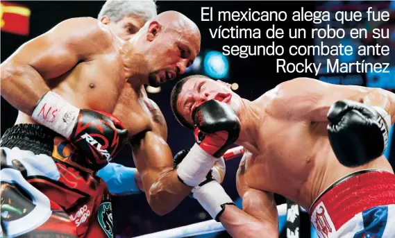  ??  ?? Orlando Salido conecta un gancho de izquierda al rostro de Rocky Martínez durante su combate del sábado pasado.