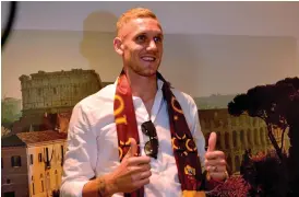  ?? Bild: ELIO VERGATI/TT ?? I NY OMGIVNING. Svenske landslagsm­ålvakten Robin Olsen poserade med en Roma-halsduk när han landade i Rom. Nu är rekordöver­gången klar.