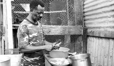  ?? PHOTO BY JASON CROSS ?? Michael Deen, Jasmine Deen’s uncle, preparing food for her 23rd birthday celebratio­n