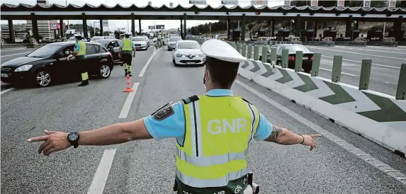  ?? FOTO REUTERS ?? Lockdown v Lisabonu. Portugalsk­á vláda vyhlásila zákaz cestování z a do hlavního města během několika příštích víkendů. Policie neukázněné cestovatel­e vrací zpět.