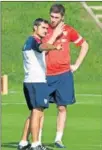  ??  ?? Valverde, con Laporte.