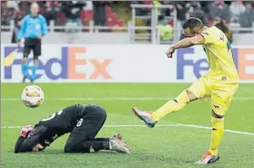  ?? FOTO: AP ?? Santi Cazorla golpea el balón con rabia tras marcar el gol de penalti en el minuto 96