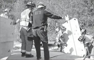  ?? Spencer Lahr / RN-T ?? Rome-Floyd County firefighte­rs use large wooden platforms to stabilize the walls of the trench during the rescue.