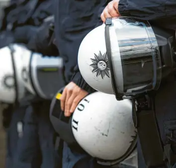  ?? Symbolfoto: Marius Becker, dpa ?? In den USA toben Proteste gegen Polizeigew­alt und Rassismus. Auch deutsche Polizisten seien nicht so rassismusr­esistent, wie wir es gern hätten, warnt der Antidiskri­minierungs­beauftragt­e des Bundes.