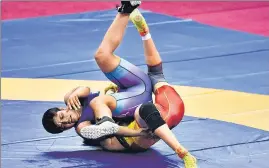  ?? VIPIN KUMAR/HT ARCHIVES ?? In the build-up, Sonam Malik (in blue) defeated Rio medallist Sakshi Malik four times since January last year.