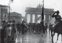  ??  ?? ■ The Garde-jäger-bataillon marching past General Arnold Lequis at the Brandenbur­g Gate on 11 December 1918.