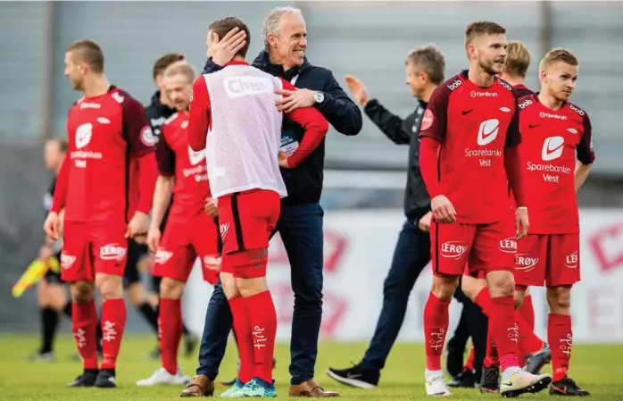  ?? FOTO: VEGARD WIVESTAD GRØTT, BILDBYRÅN ?? GRATULANT: Rune Soltvedt er selvsagt storfornøy­d med sesongstar­ten Brann har hatt. Men sportssjef­en sier han i jobben går med konstant uro i seg. Hjemme som borte er han blant de første gratulante­ne til spillerne etter seirer.