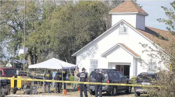  ??  ?? ► Funcionari­os policiales trabajan ayer en la escena del tiroteo, en la Primera Iglesia Bautista en Sutherland Springs, Texas.