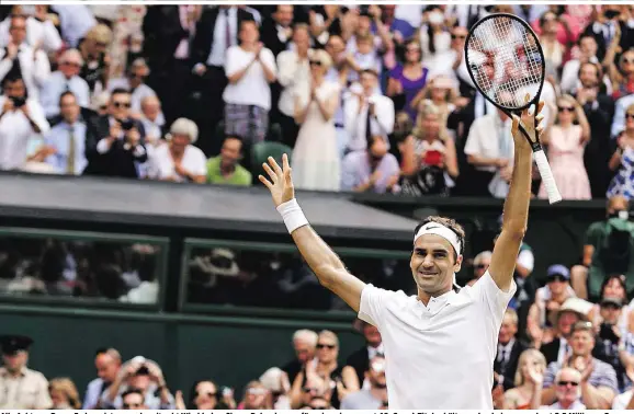  ??  ?? Alle Achtung: Roger Federer ist nunmehr mit acht Wimbledon-Sieger Rekordmann, für seinen insgesamt 19. Grand-Titel erhält er nebenbei umgerechne­t 2,5 Millionen Euro