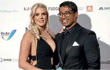  ??  ?? Elizabeth Sadler and Pua Magasiva at the NZTV Awards 2017.