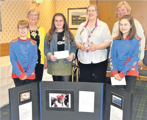  ??  ?? ELAINE Ferrie, president of Dundee Soroptimis­ts, presented prizes to the winner of a photograph­ic competitio­n which was open to all Guides in the area. The theme was “Optimistic for the Future”.
The winner (centre) was Sarah Geddes, 73rd Dundee, with...