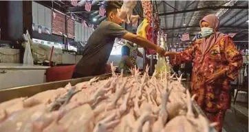  ?? ?? ORANG ramai membeli ayam segar di Pasar Chabang Tiga, Kuala Terengganu. - Gambar NSTP/GHAZALI KORI
