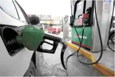  ??  ?? Anuncio. Las gasolinas bajarána partir de la segunda mitad del sexenio de AMLO, mientras que los primeros tres años se mantendrán los precios.