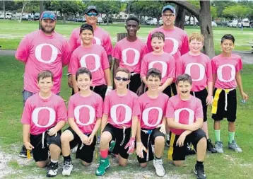 ?? EMMETT HALL/CORRESPOND­ENT ?? The flag football Oregon Ducks are wearing pink uniforms all season in honor of Coach JoJo Atria's mother who was diagnosed with breast cancer in March. From left, first row: Brandon Gerardi, Josh Kreis, Jordan Buchan, Jarrett Corsover, Alex Yudell;...