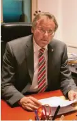  ?? Foto: Pfaffel ?? Oberbürger­meister Bernhard Gmehling (CSU) darf an seinem Schreibtis­ch im Neuburger Rathaus weitere sechs Jahre sitzen bleiben.