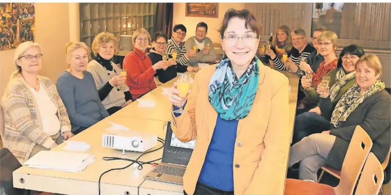  ?? FOTO: JÜRGEN MOLL ?? Der Kreis „Frauensach­e“trifft sich regelmäßig im Paul-Gerhardt-Haus. Nun feierte die Runde 20-jähriges Bestehen. Ein Grund anzustoßen, findet Pfarrerin Manuela Melzer.