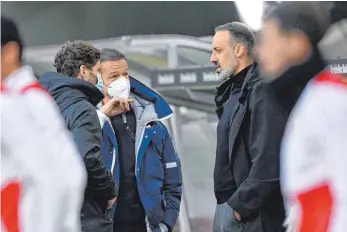  ?? FOTO: MICHAEL WEBER/IMAGO ?? Vor dem 2:2 im Hinspiel: Hertha-Geschäftsf­ührer Fredi Bobic (2. von links) und VfB-Trainer Pellegrino Matarazzo im Gespräch. Am Sonntag geht es für beide Clubs im direkten Duell um wichtige Punkte im Abstiegska­mpf.