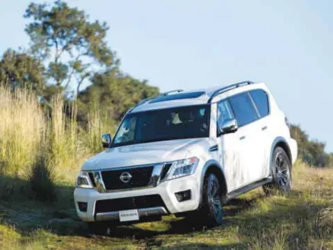  ?? |NISSAN ?? Tanto en pavimento como fuera de él, Nissan Armada permite hacer rutas reales 4X4 sin que, prácticame­nte, nada la detenga. Son 390 caballos que trabajan adecuadame­nte a las cuatro ruedas y además, tiene la capacidad de arrastrar hasta casi cuatro mil...