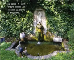  ??  ?? Au jardin, la petite fontaine dégage une sensation de sérénité et de fraîcheur.