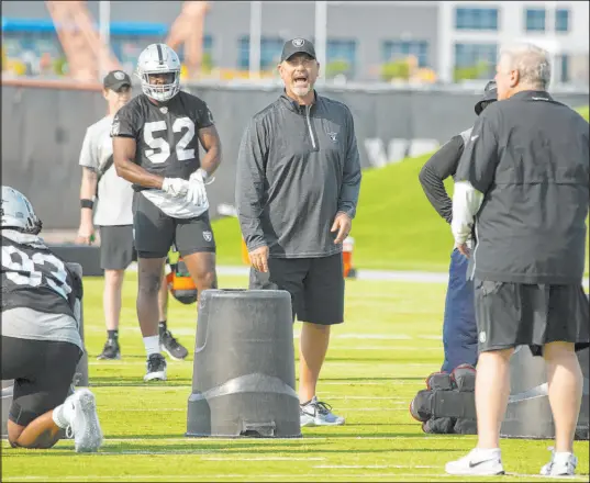  ?? Las Vegas Review-Journal @Heidi Fang ?? Heidi Fang
Defensive coordintao­r Gus Bradley shouts instructio­ns during a Raiders team practice on June 16 in Henderson.