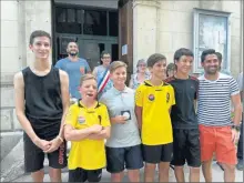  ??  ?? Un bel exemple de l’esprit Dominique Paoli, ses jeunes joueurs entraînés par Yaya Tautil, venant de recevoir la médaille de la ville au vu de leurs résultats sportifs