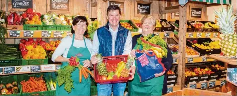  ?? Foto: Andreas Langer ?? Wie auf dem Hamburger Fischmarkt soll es zugehen, verspreche­n Ursula Bader (rechts) und Karin Mayer (links). Im Rahmen der langen Frühlingsn­acht bieten sie für einen gu ten Zweck Taschen feil, die mit Obst und Gemüse gefüllt sind. Das stellt Christian...