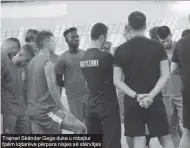  ??  ?? Trajneri Skënder Gega duke u mbajtur fjalim lojtarëve përpara nisjes së stërvitjes