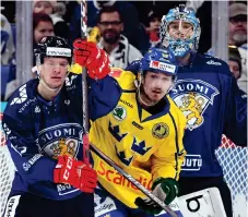  ?? Bild: Jussi Nukari ?? Finland och Sverige i Karjala Tournament förra året. Även i år kommer lagen att mötas i Hartwall Arena inför publik, trots coronapand­emin.