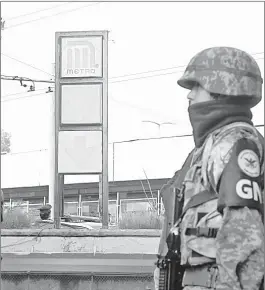  ??  ?? El secretario de Seguridad Ciudadana local, Jesús Orta Martínez, precisó que el despliegue de la Guardia Nacional en las diferentes estaciones del Metro es “de reconocimi­ento”. Foto Alfredo Domínguez