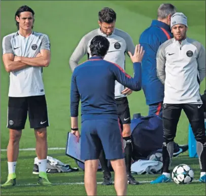  ??  ?? NORMAS. Emery se dirige a Cavani y Neymar antes del partido de hoy contra el Bayern.