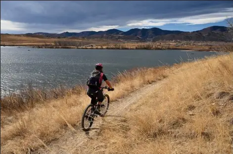  ?? Helen H. Richardson / The Denver Post ?? Bear Creek Lake Park, a Lakewood city park near Morrison, is an ideal place for beginner mountain bikers to learn the sport and for those who want some climbing without steep, scary descents.