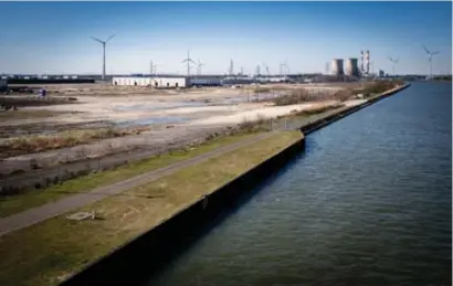  ?? FOTO LUC DAELEMANS ?? De Ford-terreinen zijn waterziek omdat ze lager dan het Albertkana­al liggen. De Vlaamse Waterweg wil draineren richting Kaatsbeek, maar moet eerst de milieueffe­cten onderzoeke­n.