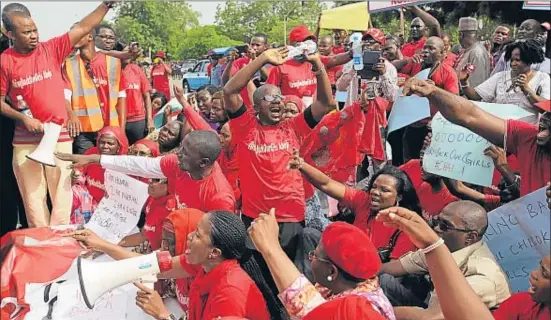  ?? SUNDAY ALAMBA / AP ?? El vermell s’ha convertit en el color de la ira popular, com en aquesta protesta a Abuja contra la impotència del Govern nigerià