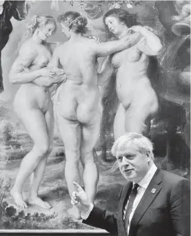  ?? ?? `Las tres gracias' Boris Johnson contempla la obra de Rubens. ▷