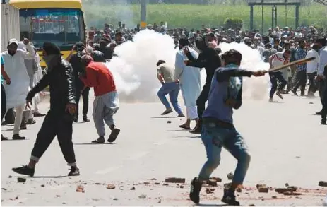  ?? AFP ?? Protesters clash with Indian security forces (not pictured) at a funeral procession for Kashmiri civilian Kaiser Ahmad in Srinagar yesterday. Government forces fired shotgun pellets and tear gas to disperse angry crowds yesterday.