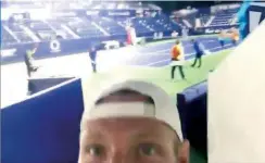  ??  ?? El tenista australian­o Sam Groth se mostró extrañado por la forma en que secaron las canchas en el Challenger de Monterrey, oreando la superficie con toallas, luego que la lluvia retrasara los partidos.