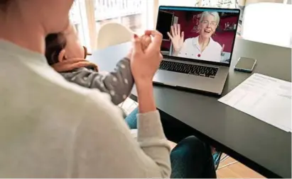  ?? FOTO SSTOCK ?? Que los nietos permanezca­n conectados con los abuelos usando la tecnología es una de las formas de combatir la soledad que ronda por estos días. Puede ser una charla o un juego.