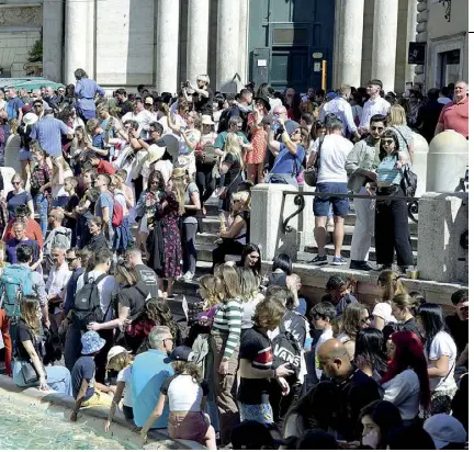  ?? ?? Settori A sinistra, nella foto grande, Fontana di Trevi presa d’assalto da una marea di turisti nelle scorse settimane. A destra, un operaio al lavoro per installare i pannelli solari; sotto invece un gruppo di operai al lavoro all’interno di una fabbrica