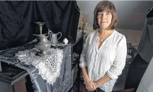  ?? RYAN TAPLIN • THE CHRONICLE HERALD ?? Artist Susan Paterson poses for a photo in her Dartmouth home studio.